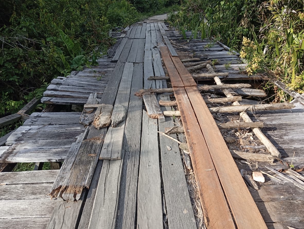 Lantai jembatan rusak di ruas Mekar Tani ke Mendawai